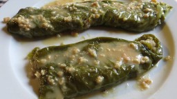 Recepta de cuina de Pebrots verds farcits amb botifarra de perol i calamar